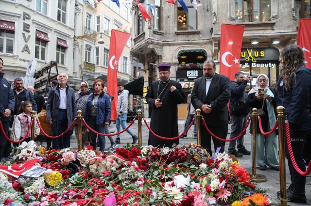 Hain saldırının yaşandığı İstiklal Caddesi'nde birlik ve beraberlik yürüyüşü gerçekleştirildi Hain saldırının yaşandığı İstiklal Caddesi'nde birlik ve beraberlik yürüyüşü gerçekleştirildi