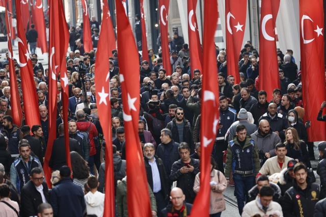 Hain saldırının yaşandığı İstiklal Caddesi'nde birlik ve beraberlik yürüyüşü gerçekleştirildi Hain saldırının yaşandığı İstiklal Caddesi'nde birlik ve beraberlik yürüyüşü gerçekleştirildi