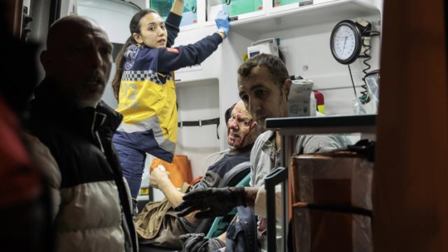 İstanbul Fatih'te bir binanın doğal gaz kutusunda patlama yaşandı: 10 yaralı İstanbul Fatih'te bir binanın doğal gaz kutusunda patlama yaşandı: 10 yaralı