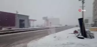 Özalp beyaza büründü... Kar yağışı hayatı olumsuz etkiledi