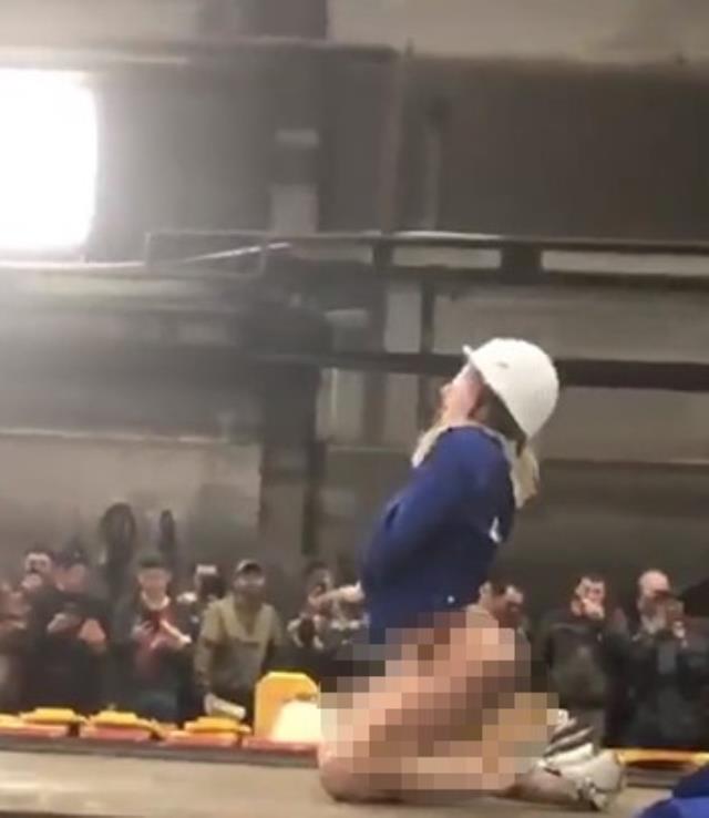 Rusya'da işçiler şantiyeye striptizci getirdi: Klasik müzik eşliğinde dans etti