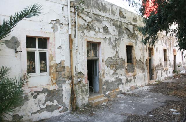 Türkiye'deki en ilginç okul! Bahçesinde 1901 yılında duran heykeli duyunca hayret edeceksiniz