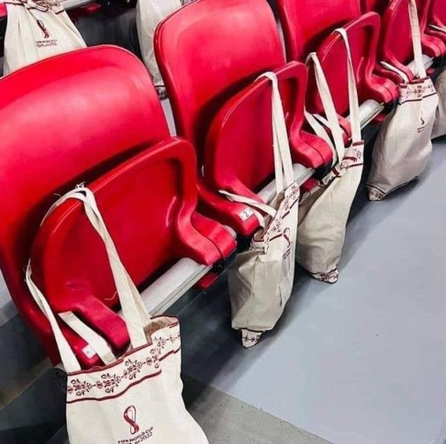 Herkes içindekini merak ediyordu! Dünya Kupası'nda tribünlere bırakılan çantaların sırrı çözüldü Herkes içindekini merak ediyordu! Dünya Kupası'nda tribünlere bırakılan çantaların sırrı çözüldü