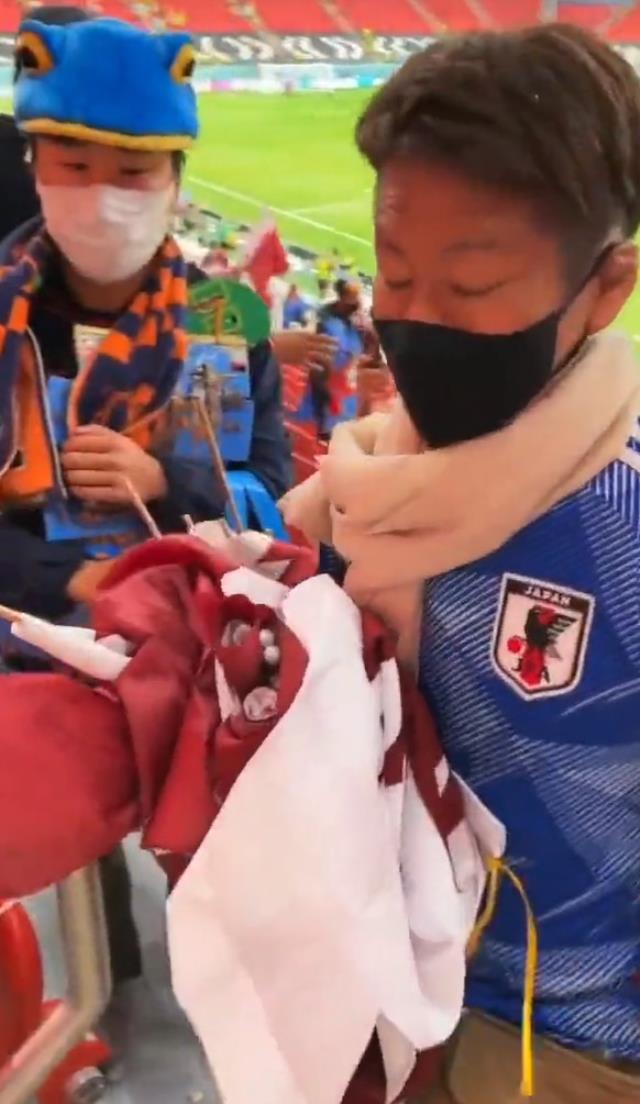 Dünya Kupası'nda Japon taraftarların tribünde yaptıklarını gören Katarlı şoka girdi Dünya Kupası'nda Japon taraftarların tribünde yaptıklarını gören Katarlı şoka girdi