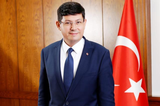 AK Parti'ye katılan İYİ Partili Belediye Başkanı Kürşat Engin Özcan'a rozetini Cumhurbaşkanı Erdoğan taktı
