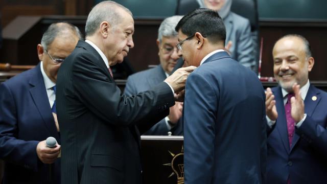 AK Parti'ye katılan İYİ Partili Belediye Başkanı Kürşat Engin Özcan'a rozetini Cumhurbaşkanı Erdoğan taktı