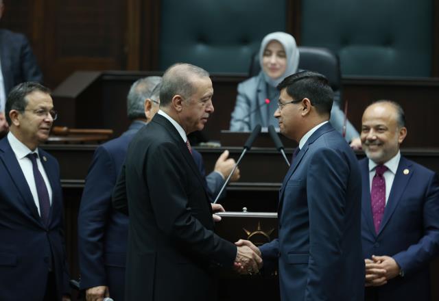 AK Parti'ye katılan İYİ Partili Belediye Başkanı Kürşat Engin Özcan'a rozetini Cumhurbaşkanı Erdoğan taktı