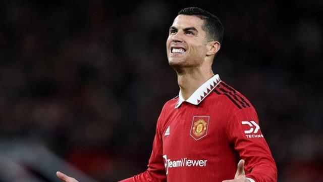 Başka bir futbolcu cesaret edemez! Ronaldo, serveti elinin tersiyle itti