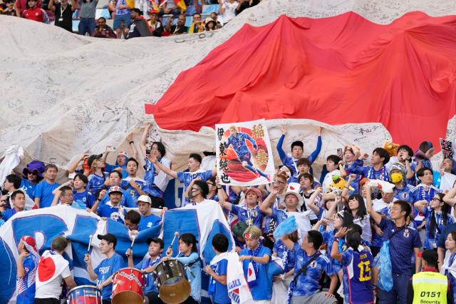 Dünya Kupası'nda maçın önüne geçen olay! Japonları görenler tribünden gözünü alamadı Dünya Kupası'nda maçın önüne geçen olay! Japonları görenler tribünden gözünü alamadı