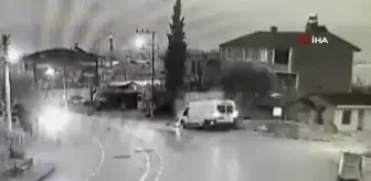 Minibüs duvara çarptı, kiviler yola saçıldı... Kaza anı kamerada