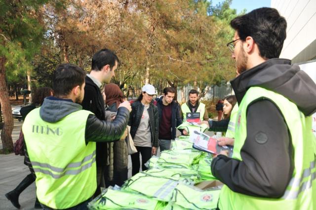 Skuter kazalarının önüne geçilmesi için 20 bin reflektif yelek dağıtıldı Skuter kazalarının önüne geçilmesi için 20 bin reflektif yelek dağıtıldı
