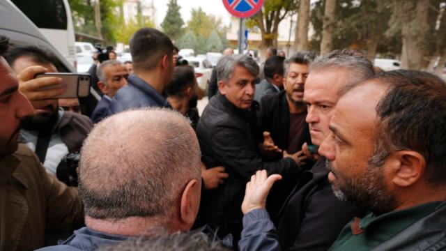 Ümit Özdağ, terör saldırısının yaşandığı Karkamış'a gitti! 40 kişilik grubun protestosuyla ortalık fena karıştı Ümit Özdağ, terör saldırısının yaşandığı Karkamış'a gitti! 40 kişilik grubun protestosuyla ortalık fena karıştı