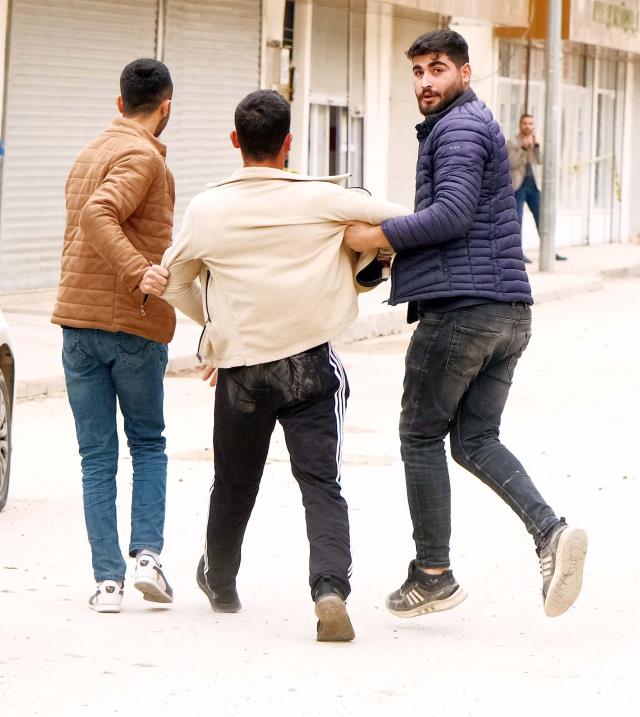 Ümit Özdağ, terör saldırısının yaşandığı Karkamış'a gitti! 40 kişilik grubun protestosuyla ortalık fena karıştı Ümit Özdağ, terör saldırısının yaşandığı Karkamış'a gitti! 40 kişilik grubun protestosuyla ortalık fena karıştı