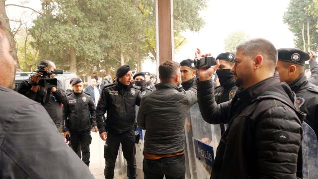 Ümit Özdağ, terör saldırısının yaşandığı Karkamış'a gitti! 40 kişilik grubun protestosuyla ortalık fena karıştı Ümit Özdağ, terör saldırısının yaşandığı Karkamış'a gitti! 40 kişilik grubun protestosuyla ortalık fena karıştı