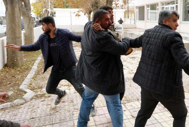 Ümit Özdağ, terör saldırısının yaşandığı Karkamış'a gitti! 40 kişilik grubun protestosuyla ortalık fena karıştı Ümit Özdağ, terör saldırısının yaşandığı Karkamış'a gitti! 40 kişilik grubun protestosuyla ortalık fena karıştı