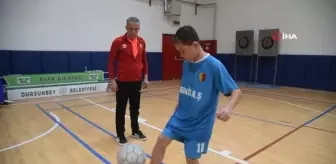 Oğlunun futbol oynamasına izin vermeyen babayı Pascal Nouma ikna etti (Ek görüntü)