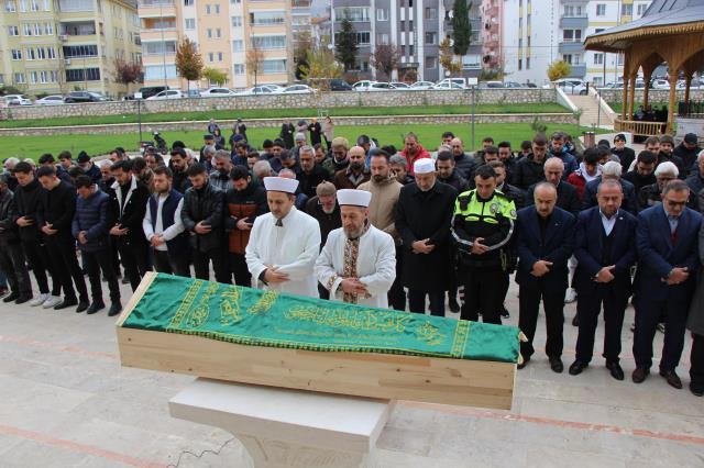 Amasya'da bıçaklanarak öldürülen gencin cenaze namazını imam babası kıldırdı