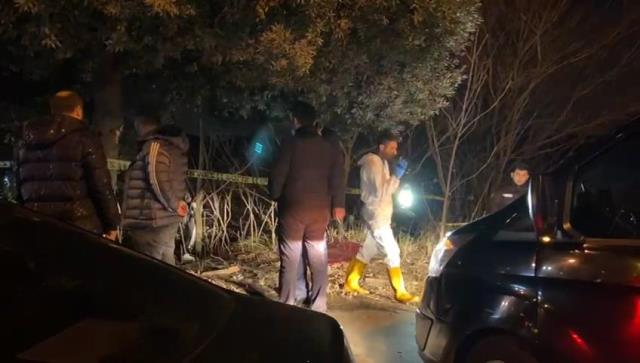 Ağaçlık alana uçan araçta yangın çıktı: 1'i polis, 2 kişi hayatını kaybetti Ağaçlık alana uçan araçta yangın çıktı: 1'i polis, 2 kişi hayatını kaybetti