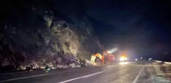 Hakkari-Van karayolunda kaya düştü: 2 yaralı