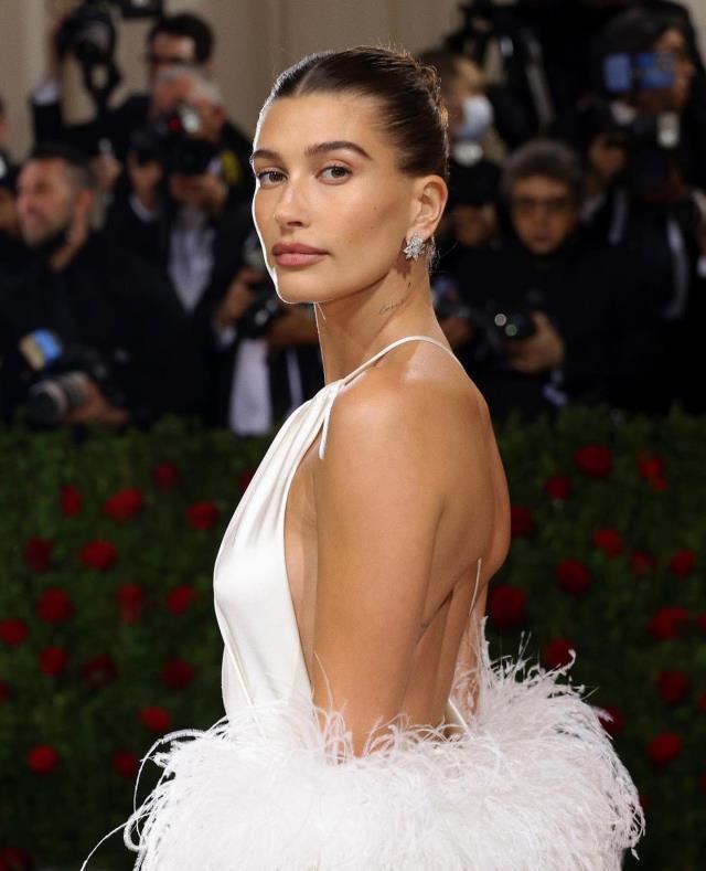 Herkes hamile olduğunu düşünüyordu! Ünlü model Hailey Baldwin karnını açıp hastalığını paylaştı