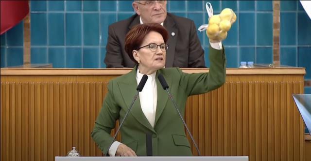 Kürsüye market sepetindeki ürünlerle çıkan Akşener, fiyatların 1 yıl içindeki değişimini rakamlarla açıkladı