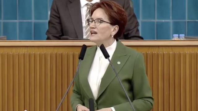 Kürsüye market sepetindeki ürünlerle çıkan Akşener, fiyatların 1 yıl içindeki değişimini rakamlarla açıkladı