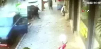Alev alan otomobili esnaf böyle söndürdü