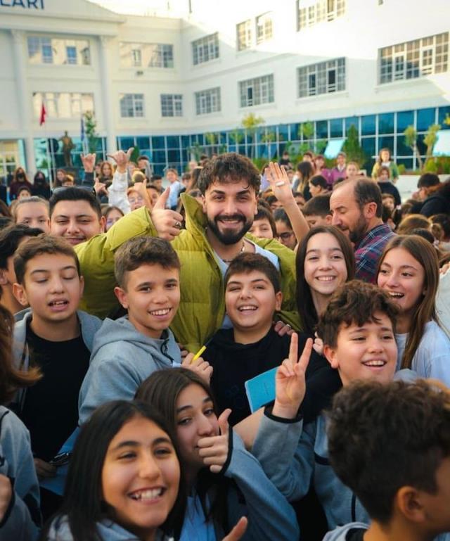 Sefo 'Başkan olursam Sefo'yu getireceğim' diyen çocuk hayranının vaadini yerine getirdi