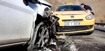 Hakkari-Van karayolunda iki otomobil kafa kafaya çarpıştı: 7 yaralı