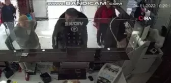 Yaşlı kadının kefen parasına göz diken dolandırıcılar kameraya böyle yakalandı