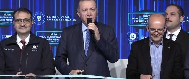 Eski Maliye Bakanı Mehmet Şimşek, uzun süre sonra Cumhurbaşkanı Erdoğan'la temel atma töreninde görüntülendi