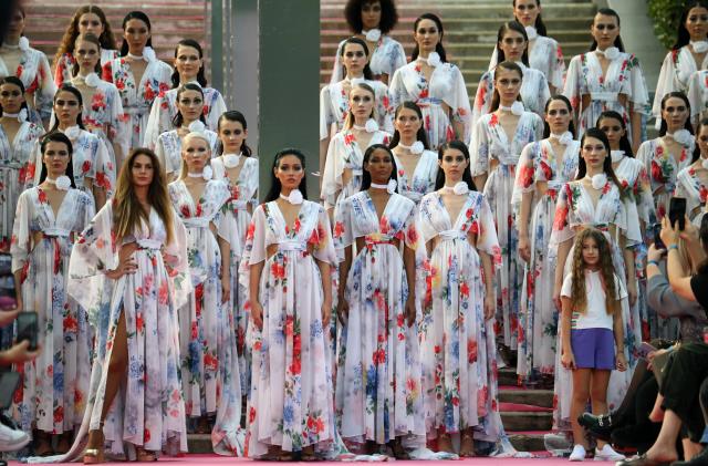 Antalya'da Cindy rüzgarı: Dünyaca ünlü model Dosso Dossi Fashion Show'da podyuma çıktı