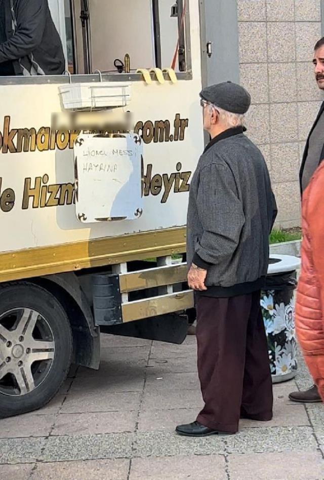 Dünya Kupası'ndaki dev final öncesi Bursa'da esnaf Arjantinli süperstar Lionel Messi için lokma dağıttı