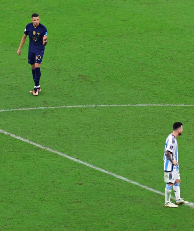 Dünya Kupası finalinde ilginç anlar! Messi'nin kendisine yaptığı harekete Mbappe aynı şekilde cevap verdi