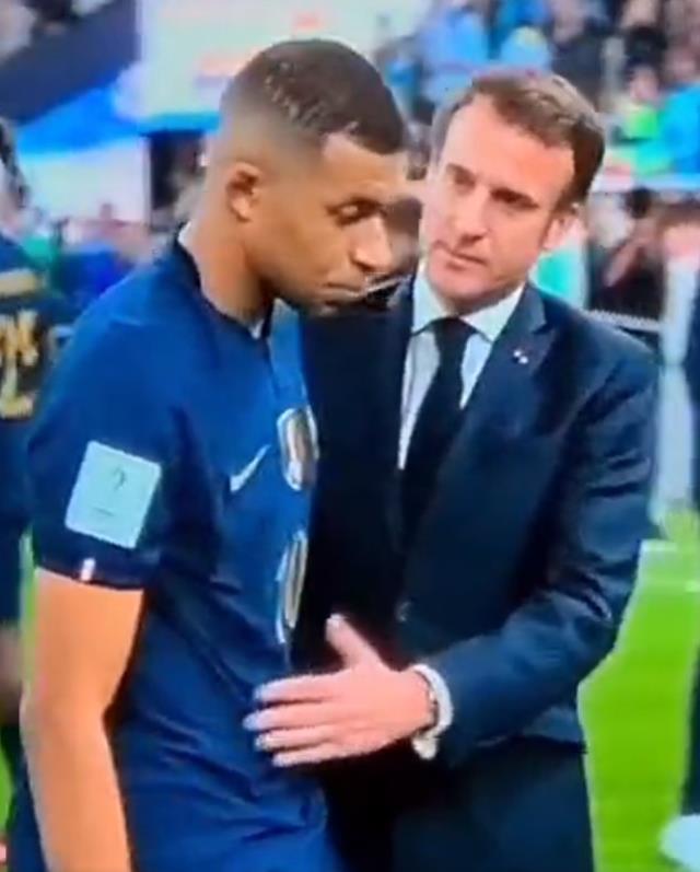 Dünya Kupası'nı kaybeden Fransa'da Mbappe'nin Cumhurbaşkanı Macron'a hareketi olay oldu