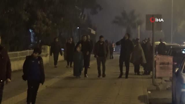 Hatay Kırıkhan'da vatandaşlar deprem korkusuyla geceyi sokakta geçirdi