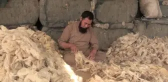 Afganistan'da geleneksel yöntemlerle dokunan halı dünya pazarına Türkiye'den ulaşıyor