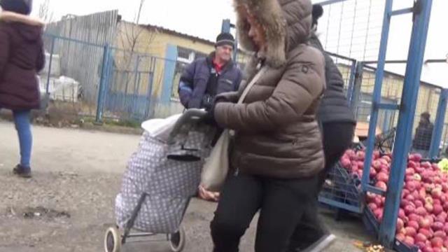 Bulgarlar Noel alışverişi için Edirne'ye akın etti, Esnaf: Sandık sandık götürüyorlar, bizim vatandaşımız fiyat sorup gidiyor Bulgarlar Noel alışverişi için Edirne'ye akın etti, Esnaf: Sandık sandık götürüyorlar, bizim vatandaşımız fiyat sorup gidiyor