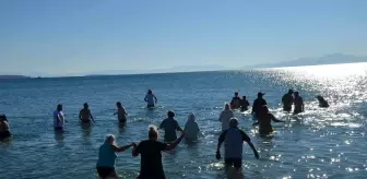 Didim'de yabancılar sokak hayvanları için bu yıl da denize girdi