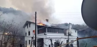 KASTAMONU - Yangında 2 ev kullanılamaz hale geldi