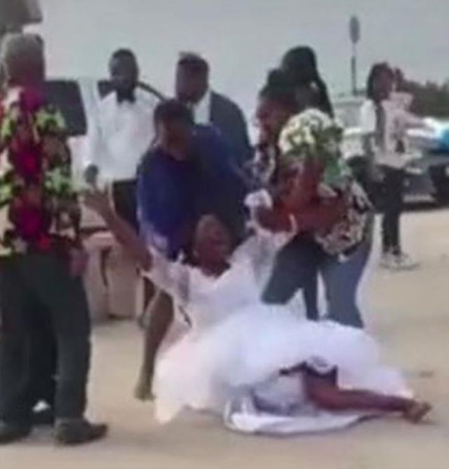 Damat, düğün ortasında aldığı bilginin ardından apar topar gelini terk etti