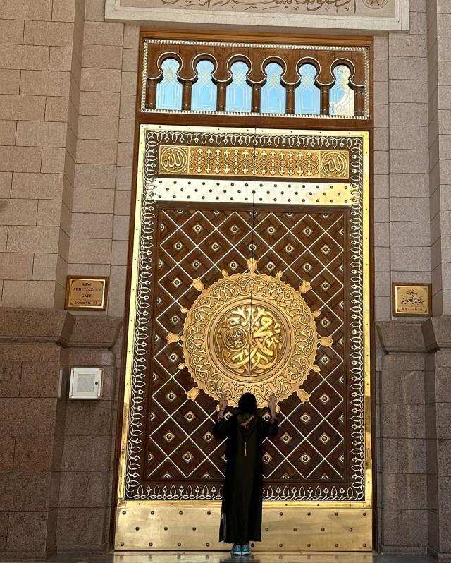 Gülben Ergen, verdiği sözü tutarak annesiyle umreye gitti