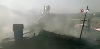 Çıkan yangında ev kullanılamaz hale geldi