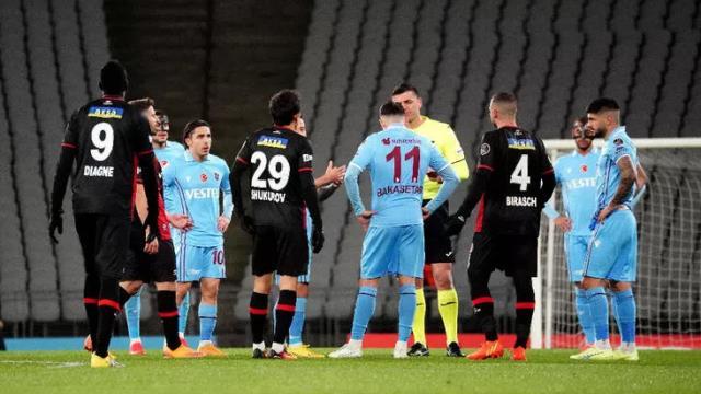Derbide Fenerbahçe'yi yıkan Trabzonspor, Fatih Karagümrük'e farklı kaybetti