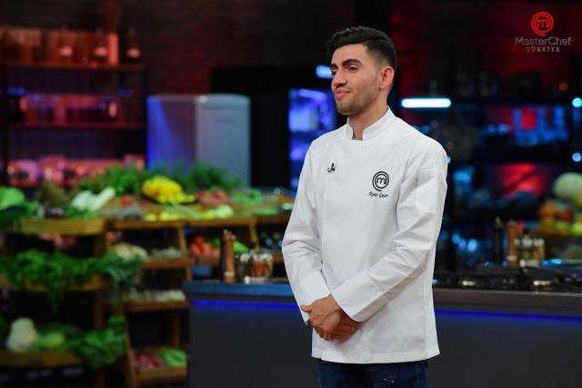 MasterChef Türkiye'de final heyecanı! 2. şef gömleğinin sahibi Ayaz oldu