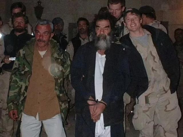 ABD'li asker 2003 yılında yakalanan Saddam Hüseyin'in ilk duyduğu sözleri açıkladı: Başkan Bush selamlarını iletiyor
