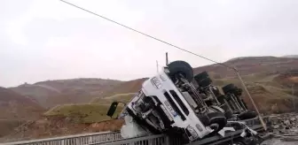 Asfalt yüklü tır devrildi: 1 yaralı