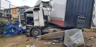 Virajı alamayan tır evin bahçesine böyle girdi