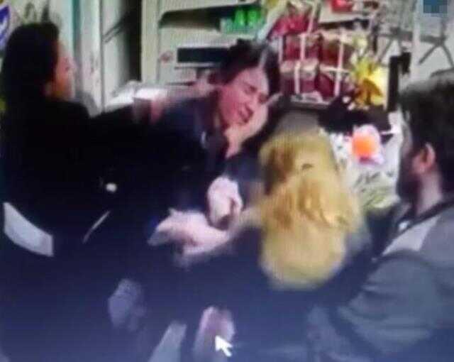 Fişteki detayı fark eden kadınlar, kasiyer kıza saldırıp dövdü! O anlar kamerada