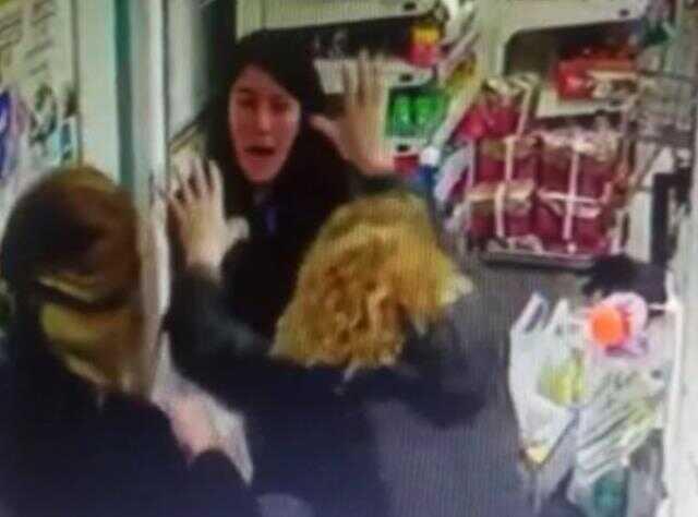 Fişteki detayı fark eden kadınlar, kasiyer kıza saldırıp dövdü! O anlar kamerada